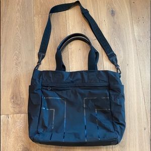 Tory Burch Sport Graphic-T Holdall in Black